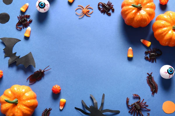 Keret Készült Halloween Cukorka Bogarak Tök Kék Alapon — Stock Fotó
