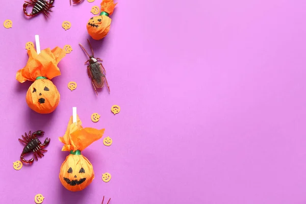 Composición Halloween Con Caramelos Calabazas Sobre Fondo Púrpura —  Fotos de Stock