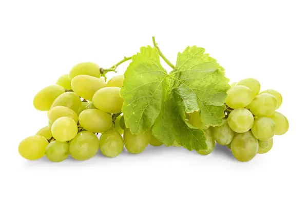 Uvas Verdes Frescas Com Folha Sobre Fundo Branco — Fotografia de Stock