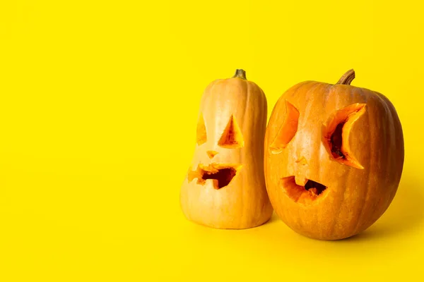 Χαραγμένες Κολοκύθες Για Halloween Κίτρινο Φόντο — Φωτογραφία Αρχείου