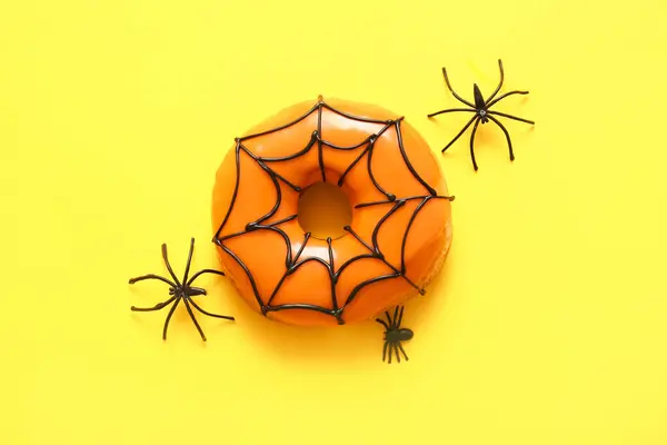 Chutné Koblihy Halloween Pavouky Žlutém Pozadí — Stock fotografie