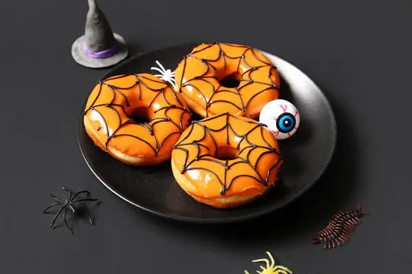 배경에 할로윈을위한 장식과 맛있는 도넛의 — 스톡 사진