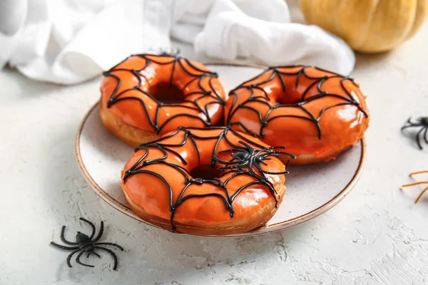 배경에 거미와 할로윈에 맛있는 도넛의 — 스톡 사진