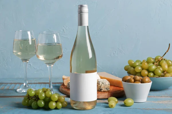 Bottle Glasses Exquisite Wine Grapes Cheese Olives Table Blue Wall — Stock Photo, Image