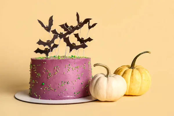 Smaklig Tårta Dekorerad För Halloween Och Pumpor Gul Bakgrund — Stockfoto