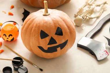 Beyaz masaya boyanmış balkabağı ve Cadılar Bayramı süslemeleri