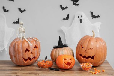 Ahşap masaya oyulmuş Cadılar Bayramı balkabakları