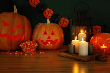 Balkabağı fenerleri ve mumlar ahşap masada