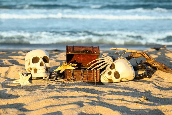 Skulls Halloween Wooden Box Jewelry Skeleton Hand Starfishes Chain Beach — Stock Photo, Image