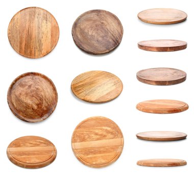 Beyaz arkaplanda bir sürü yuvarlak tahta var.