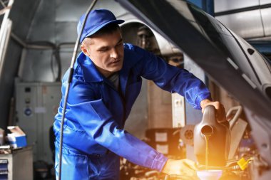 Erkek mekanik servis merkezi araba petrol dolum