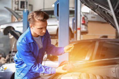Erkek mekanik motor yağı kademede araba servis merkezi kontrol