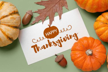 Şükran Günü için tebrik kartı, sonbahar yaprağı, balkabağı ve yeşil arka planda meşe palamudu.