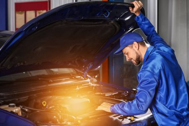 Araba servisinde çalışan erkek tamirci.