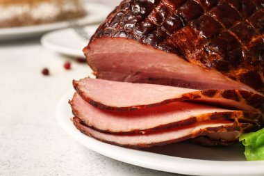 Hafif arka planda lezzetli füme jambon tabağı, yakın plan.