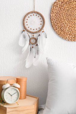 Yatak odasındaki ışık duvarında asılı düş kapanı