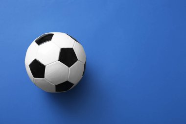 futbol topu mavi arkaplanda