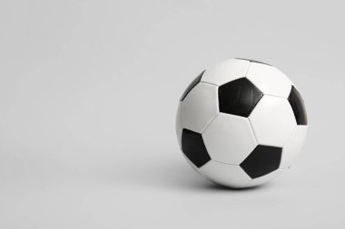 Hafif arkaplanda futbol topu