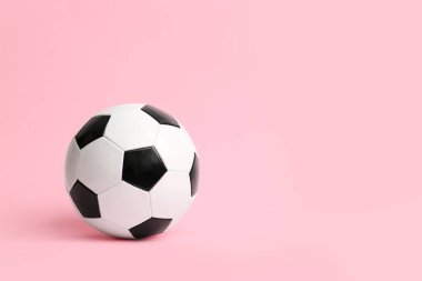 Pembe arka planda futbol topu