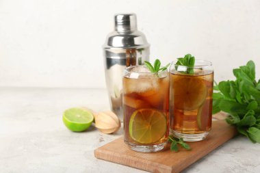 Hafif arka planda bir bardak lezzetli Küba Libre kokteyli.