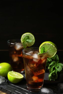 Koyu ahşap arka planda Küba Libre kokteyli.