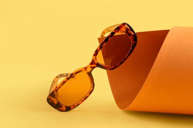 Renkli arkaplanda şık güneş gözlükleri