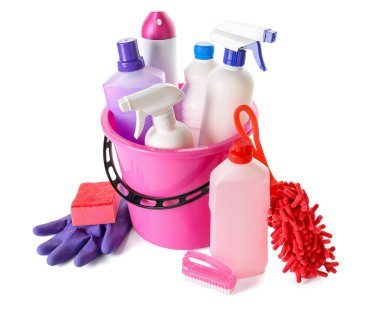 Beyaz arka planda farklı temizlik malzemeleri olan kova.