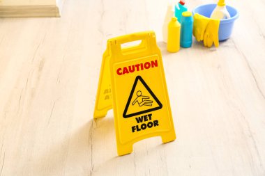 Islak zeminde uyarı levhası, yakın çekim.