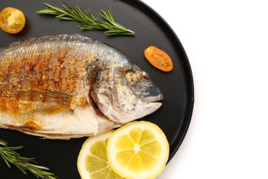 Beyaz arka planda lezzetli ızgara dorado balığı tepsisi