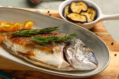 Masada lezzetli ızgara dorado balığı tabağı.