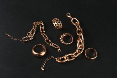 Güzel zincir bilezikler ve yüzükler siyah arkaplanda