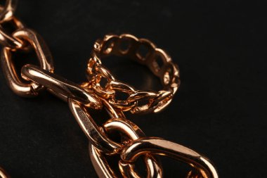 Güzel zincir bilezik ve siyah zemin üzerinde yüzük