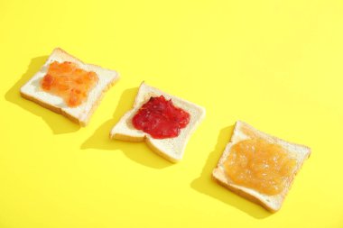 Sarı arka planda reçelli lezzetli tostlar