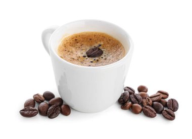 Bir fincan nefis espresso ve beyaz arka planda kahve çekirdekleri.