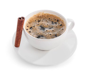 Beyaz arka planda bir fincan nefis espresso, tarçın ve çay tabağı.