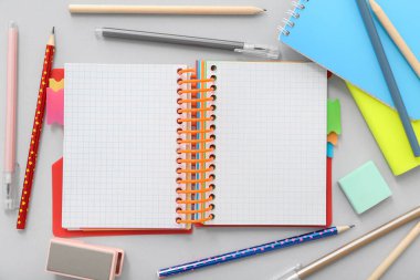 Boş defter ile kompozisyon ve ışık arkaplan üzerinde farklı kırtasiye