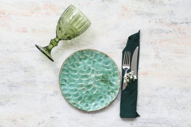 Temiz tabakla güzel bir masa, çingene çiçekleri ve beyaz masanın üzerinde cam.