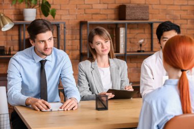 İnsan kaynakları komisyonu, kadın başvuru sahipleriyle görüşüyor.