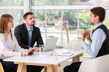 İnsan kaynakları komisyonu, erkek başvuru sahibini sorguluyor.