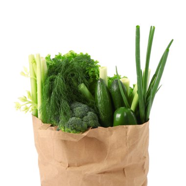 Beyaz arka planda taze sebzeli kağıt torba. Sağlıklı gıda konsepti