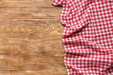 Ahşap arkaplanda kırmızı kareli peçete