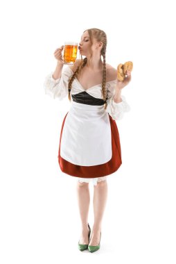 Güzel Ekim Festivali garsonu. Beyaz arka planda bira ve krakerler.