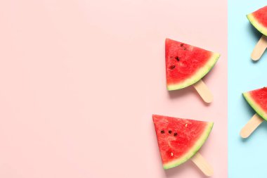 Renkli arka planda tatlı karpuz çubukları