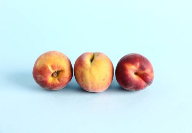 Mavi arka planda tatlı şeftaliler