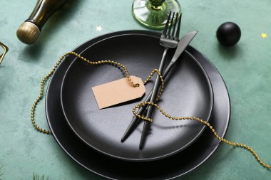 Yeşil arka planda Noel kutlaması için güzel bir masa.