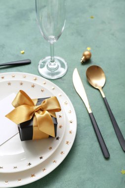 Yeşil arka planda Noel kutlaması için güzel bir masa.