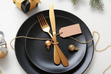 Işık arka planında Noel kutlaması için güzel bir masa.