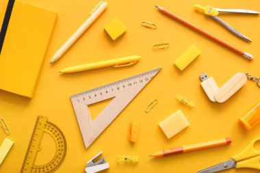 Turuncu arka planda farklı okul kırtasiyesi ve defter