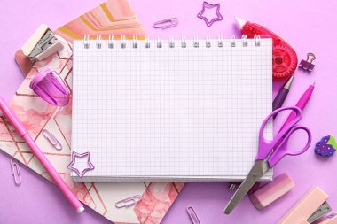 Boş defter ile kompozisyon ve mor arkaplan üzerinde farklı okul sayfası, yakın plan
