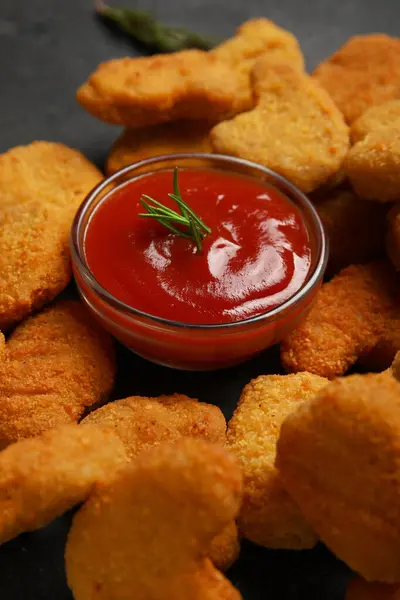Tigela Com Ketchup Nuggets Saborosos Fundo Escuro Close — Fotografia de Stock